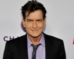 Charlie Sheen non fuma da un anno: “Vorrei non aver mai iniziato”