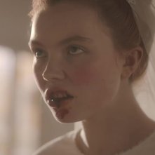 Darlin': Lauryn Canny in una scena del film