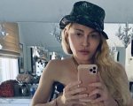 Madonna, topless, slip e stampella: la foto su Instagram è l'ultima provocazione
