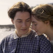 Ammonite - Sopra un'onda del mare: Kate Winslet e Saoirse Ronan in una scena