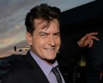 Dermot Mulroney su Charlie Sheen 'Quella volta che si arrampicò mezzo nudo su un balcone'