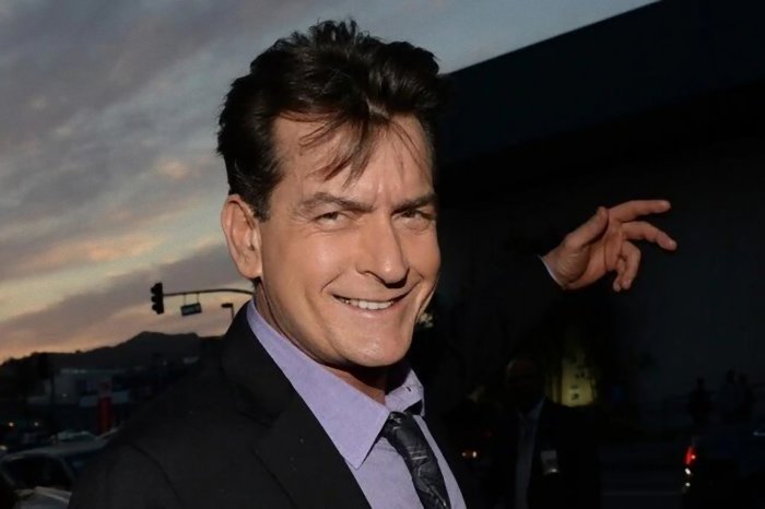 Dermot Mulroney su Charlie Sheen "Quella volta che si arrampicò mezzo nudo su un balcone"