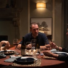 Gli Infedeli: Valentina Cervi, Valerio Mastandrea e Riccardo Scamarcio in una scena del film