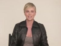 Charlize Theron, guerriera immortale in The Old Guard: 'Le donne forti fanno ancora paura, come le streghe'