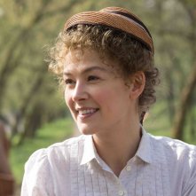 Radioactive: un primo piano di Rosamund Pike