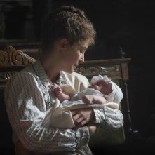 Radioactive: una scena del film con Rosamund Pike