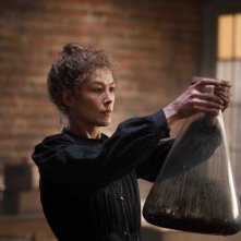 Radioactive: Rosamund Pike in una sequenza