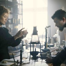 Radioactive: un'immagine di Rosamund Pike