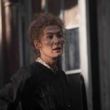 Radioactive: Rosamund Pike durante una scena del film