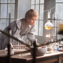 Radioactive: Rosamund Pike in un'immagine