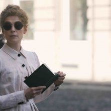 Radioactive: Rosamund Pike in una scena del film