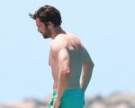Sebastian Stan, la vacanza a Ibiza durante la pandemia fa infuriare i fan: 'È ipocrita e irresponsabile'