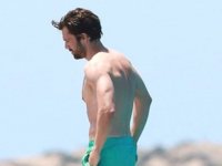 Sebastian Stan, la vacanza a Ibiza durante la pandemia fa infuriare i fan: 'È ipocrita e irresponsabile'