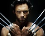 Wolverine, un sexy Hugh Jackman le prende... da un'action figure [VIDEO]