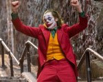 Joker: Joaquin Phoenix sull'iconica scalinata del film in una nuova foto backstage