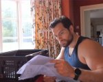 Henry Cavill costruisce un PC in casa, ecco il video imperdibile