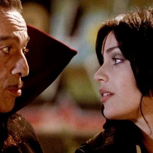 Zora la vampira: Toni Bertotelli e Micaela Ramazzotti in una scena