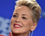 Sharon Stone ricorda quella scena in topless e il disagio: 'Ero terrorizzata'