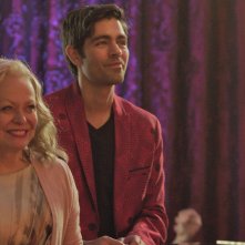 Stage Mother: Jacki Weaver e Adrian Grenier in una scena del film
