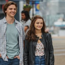 The Kissing Booth 2: Joel Courtney insieme a Lee Flynn durante una scena del film