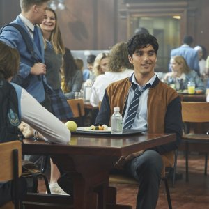 The Kissing Booth 2: Joel Courtney durante una scena del film