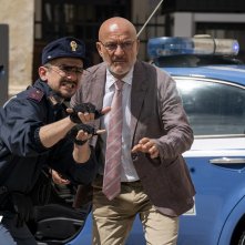 Cops: Claudio Bisio in una scena