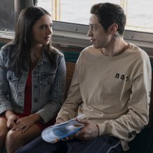 Il Re di Staten Island: Pete Davidson e Bel Powley in una scena del film