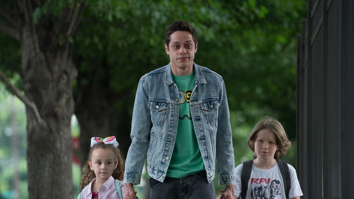 pete davidson difende pedro pascal dalle critiche online dategli un secondo per adattarsi alla fama