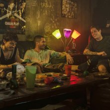 Il Re di Staten Island: Pete Davidson, Moises Arias, Ricky Velez in una scena del film