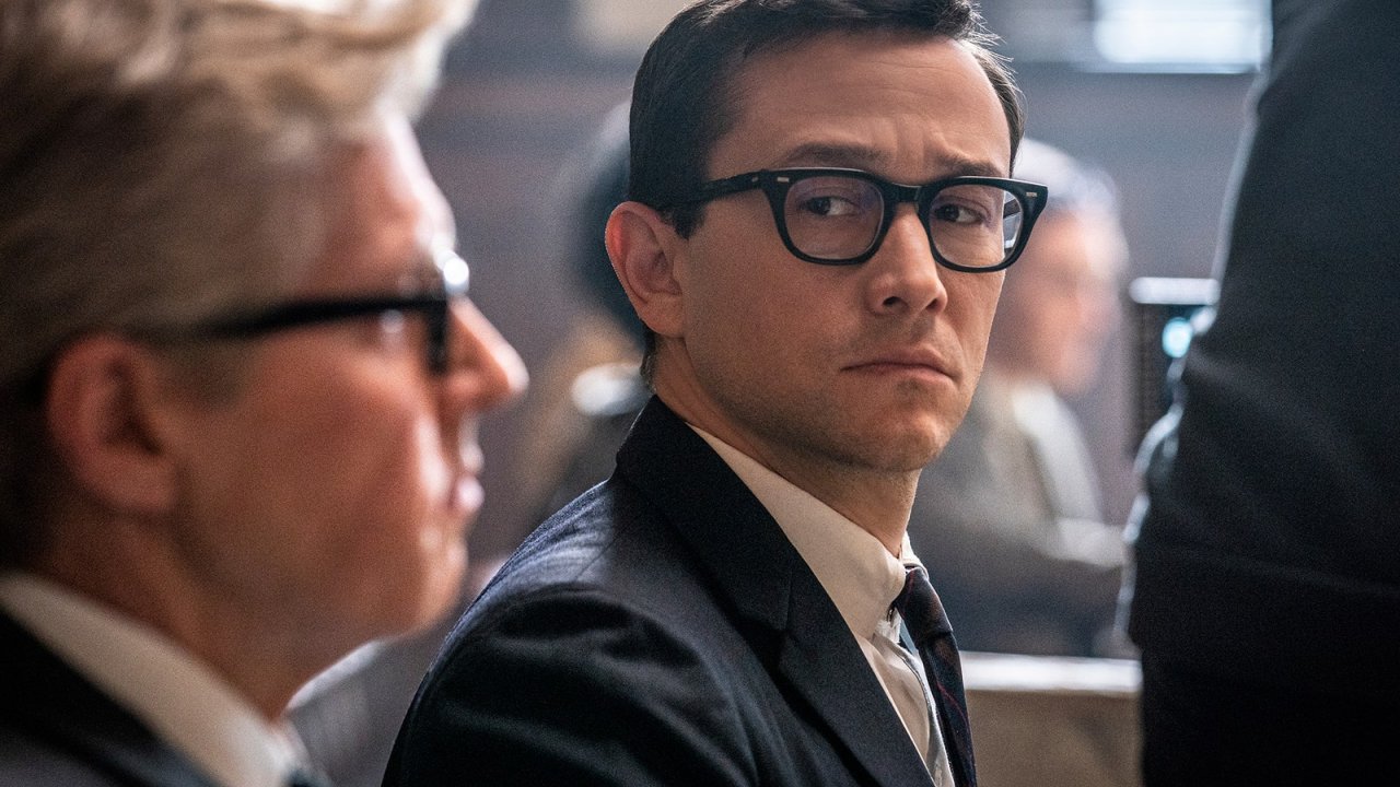 Joseph Gordon-Levitt in una scena di Il processo ai Chicago 7