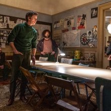 The Trial of the Chicago 7: Eddie Redmayne e Sacha Baron Cohen in una scena corale