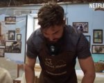 Zac Efron in Sardegna per Netflix: eccolo mentre fa il pane (VIDEO)