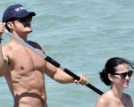 Orlando Bloom ha fatto sup nudo 'per adattarsi agli italiani'