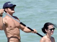 Orlando Bloom ha fatto sup nudo 'per adattarsi agli italiani'