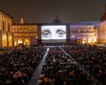 Bologna: film porno sul maxi schermo in Piazza Maggiore