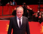 Stellan Skarsgård in orizzontale? Il buffo cartello di sicurezza in un negozio londinese