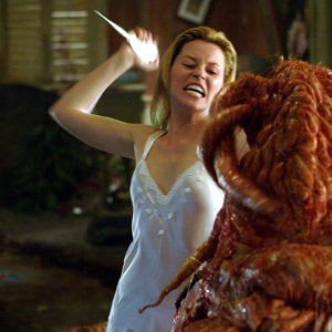 Slither: Elizabeth Banks in una scena del film
