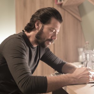 The Head: Una foto promozionale di Álvaro Morte