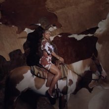 Black Is King: Beyoncé in una scena del film