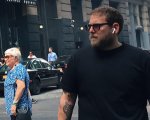 Jonah Hill, ma come tieni la tazza di caffè? Il dibattito appassiona i social