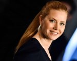 Amy Adams protagonista del film Nightbitch, commedia nera sulla maternità