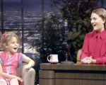 Drew Barrymore intervista se stessa a sette anni in un divertente video promo