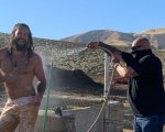 Jason Momoa si fa la doccia nel deserto e posta le foto su Instagram