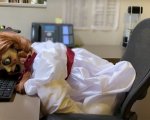 Annabelle: un video esilarante svela come la terribile bambola trascorre la quarantena
