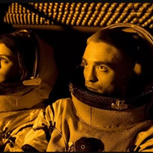 High Life: Robert Pattinson e Jessie Ross in una scena del film