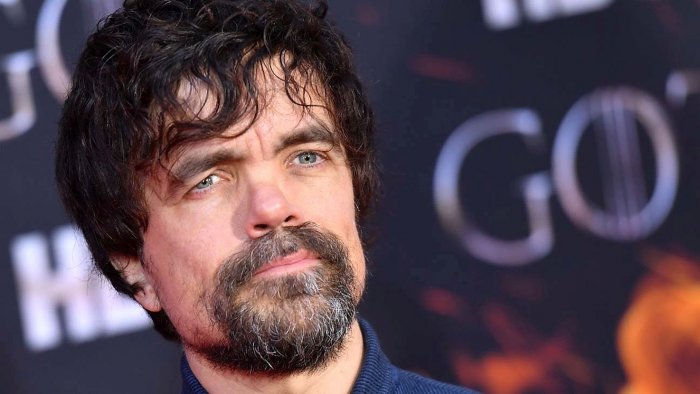 Cyrano: Peter Dinklage e Ben Mendelsohn nel musical di Joe Wright