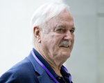 John Cleese contro i critici: 'Non dovrebbero giudicare se non sanno come si realizza un film'