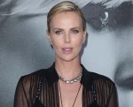 Charlize Theron e il suo folle 2020, la risposta alla challenge di Reese Witherspoon