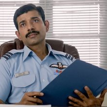 Gunjan Saxena: The Kargil Girl, Viineet Kumar  in una scena del film