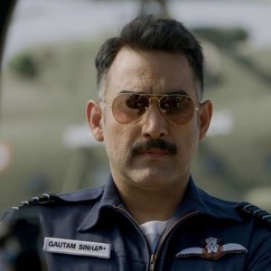 Gunjan Saxena: The Kargil Girl, Manav Vij in una scena del film